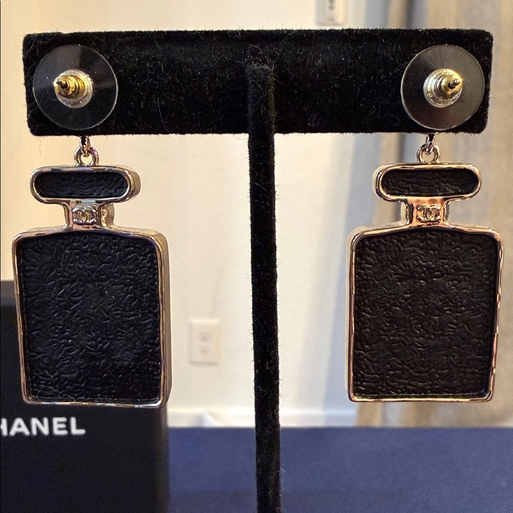 CHANEL | ✨NEW✨ 2023 Gold Plated & Leather Strass Perfume Bottle Earrings - Picture 4 of 7